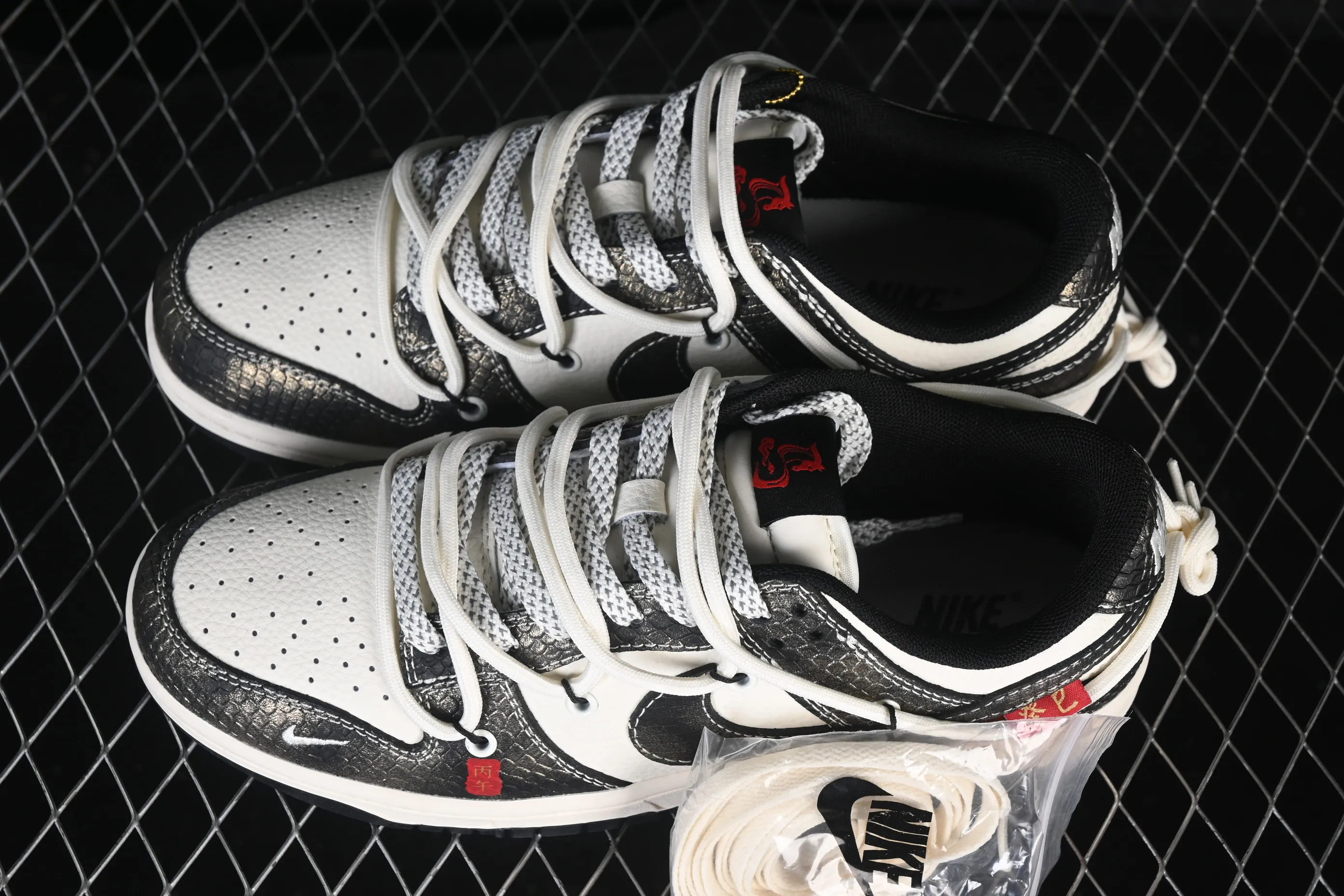 All categories Nk SB Dunk Series Nk SB Dunk Low High-end customized low-top sneakers Nike SB Dunk Low Exclusive for the Year of the Horse Distressed denim surface High-end customized low-top casual sneakers YX5066-C10